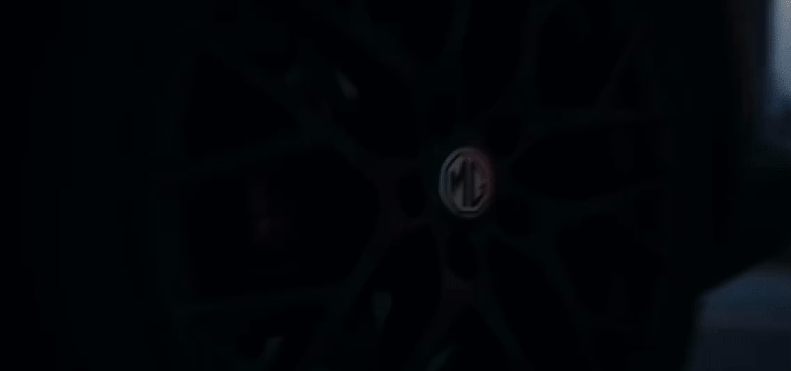 19英寸暗影猎风多幅轮毂轮毂造型大胆、时尚,搭配红色运动卡钳诠释优雅运动感,激发内心的驾驭本能*部分车型搭载,详细信息请查看配置表